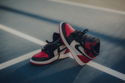 Giày Sneaker